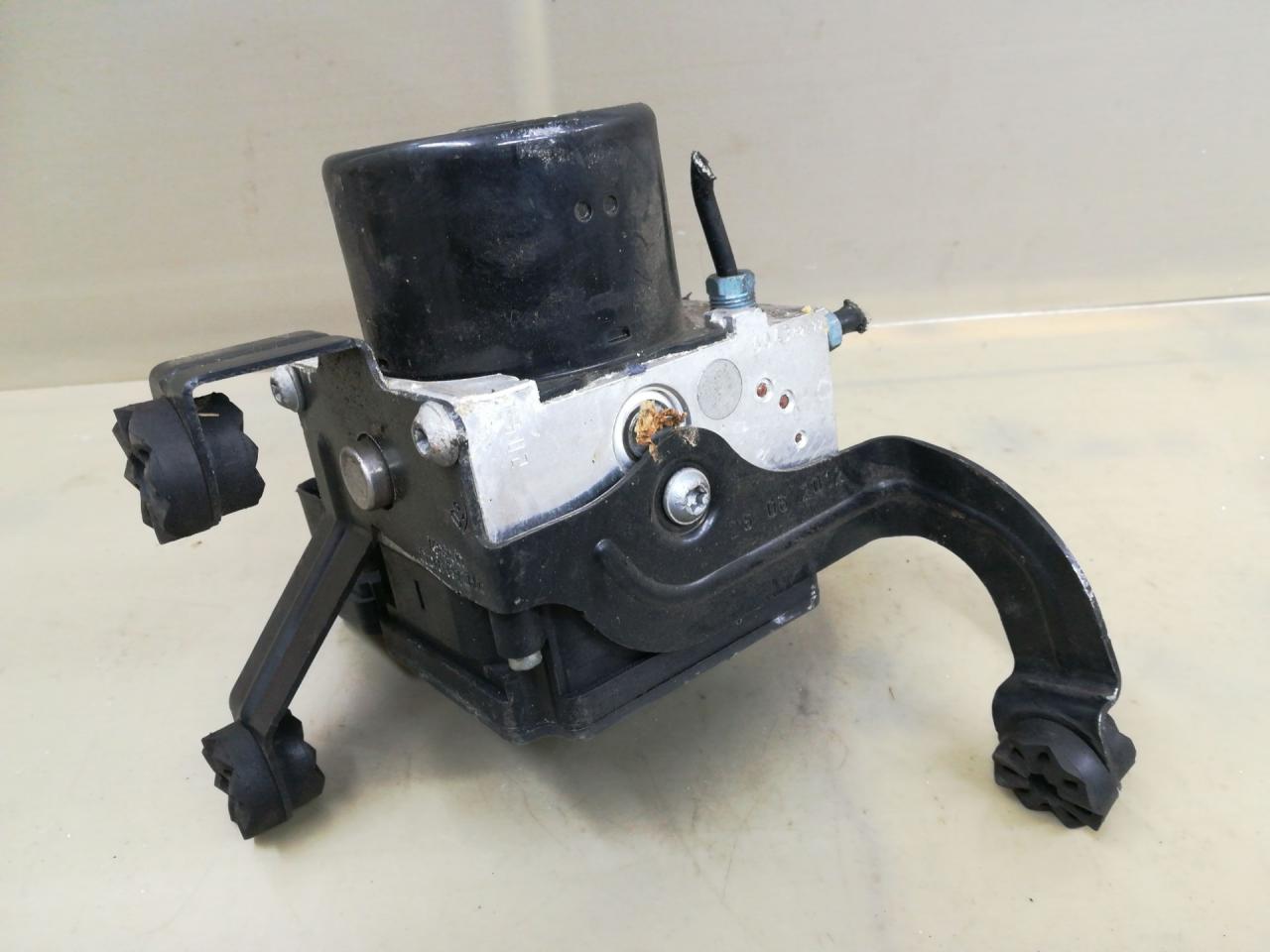 блок ABS BMW 3 серия F30/F31/F34 F30 2013, 2.0 л., N20 B20 A, бензин, АКПП, черный, седан, полный привод, 6860731, 3451686073001 - фото №1