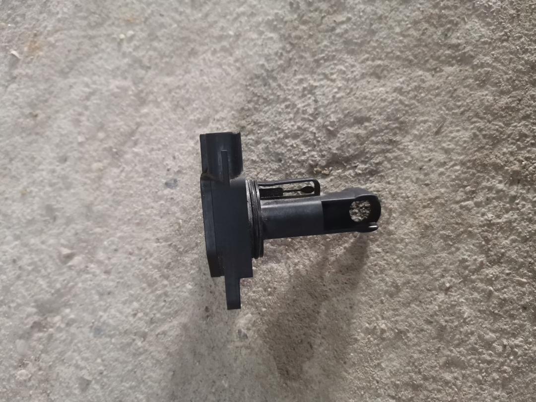 расходомер воздуха Toyota Avensis Verso 1 поколение 2003, 2.4 л., 2AZ-FE, бензин, АКПП, серебристый, минивэн, правый руль, 22204-22010, 197400-2030 - фото №1