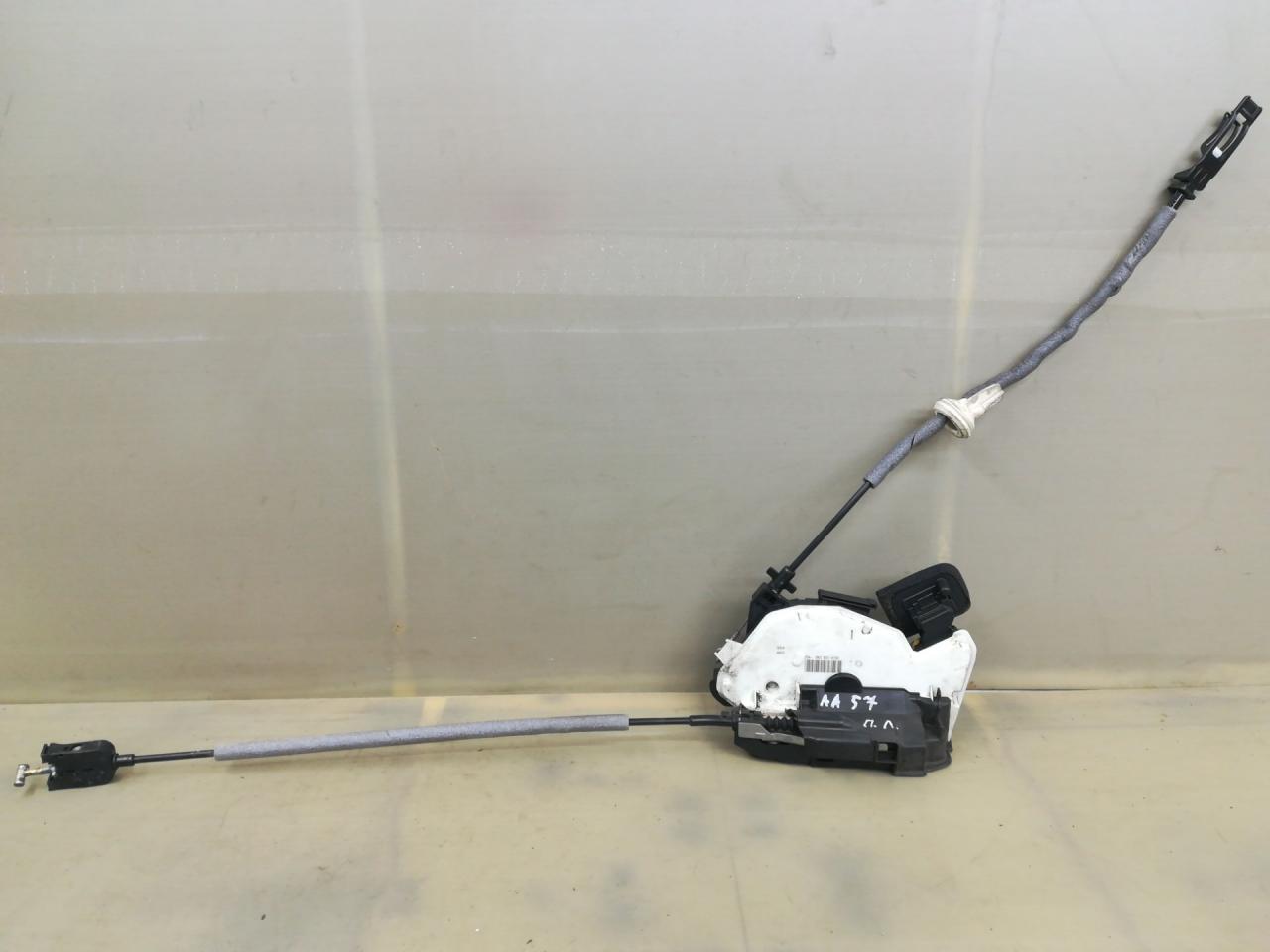 замок двери передней левой Volkswagen Golf 7 поколение 2016, 1.4 л., CZCA, бензин, АКПП, белый, универсал, передний привод, правый руль, 25A5K2837015E - фото №1