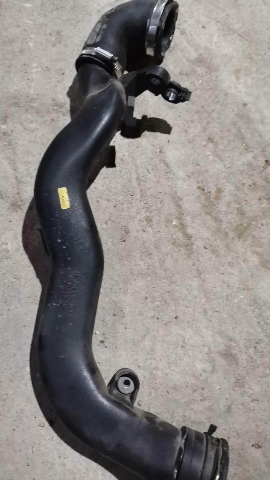 патрубок турбины Volkswagen Golf 5 поколение 2008, 1.4 л., TSI, BLG, бензин, АКПП, серебристый, универсал, передний привод, правый руль - фото №1