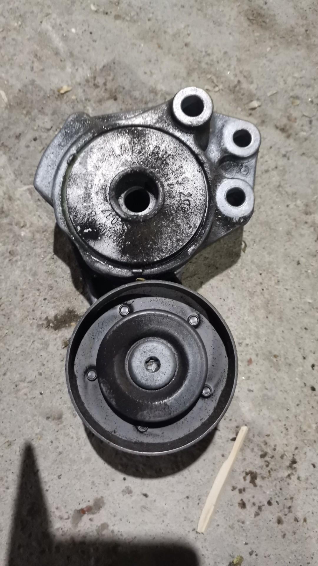 Натяжитель ремня агрегатов Volkswagen Golf 5 поколение 2008, 1.4 л., TSI, BLG, бензин, АКПП, серебристый, универсал, передний привод, правый руль - фото №1