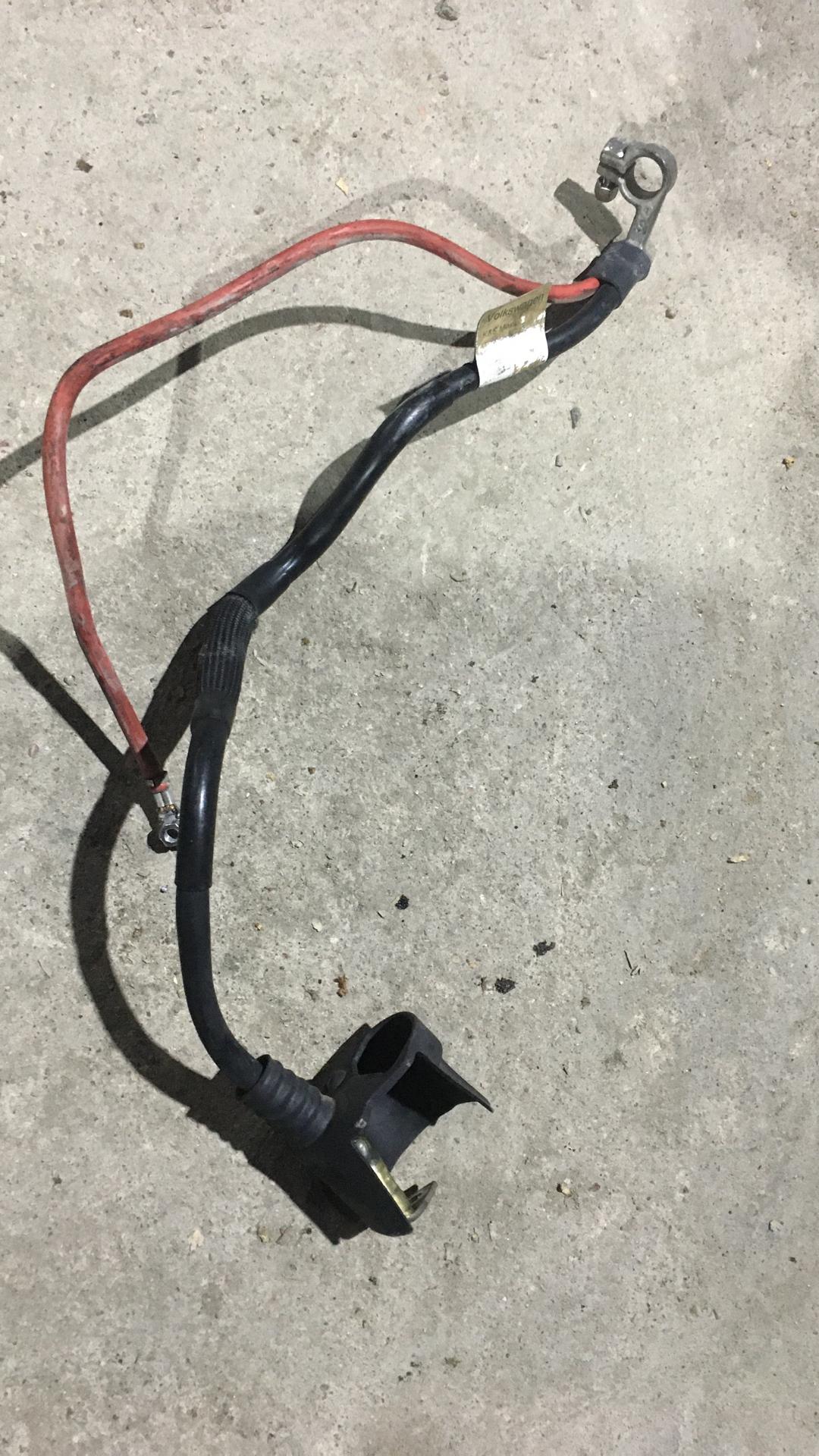 плюсовой провод аккумулятора Volkswagen Golf 5 поколение 2008, 1.4 л., TSI, BLG, бензин, АКПП, серебристый, универсал, передний привод, правый руль - фото №1