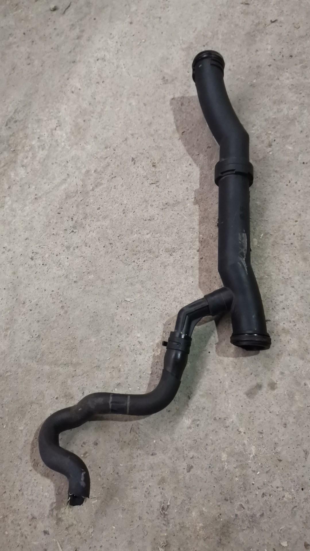 патрубок радиатора Volkswagen Golf 5 поколение 2008, 1.4 л., TSI, BLG, бензин, АКПП, серебристый, универсал, передний привод, правый руль - фото №1