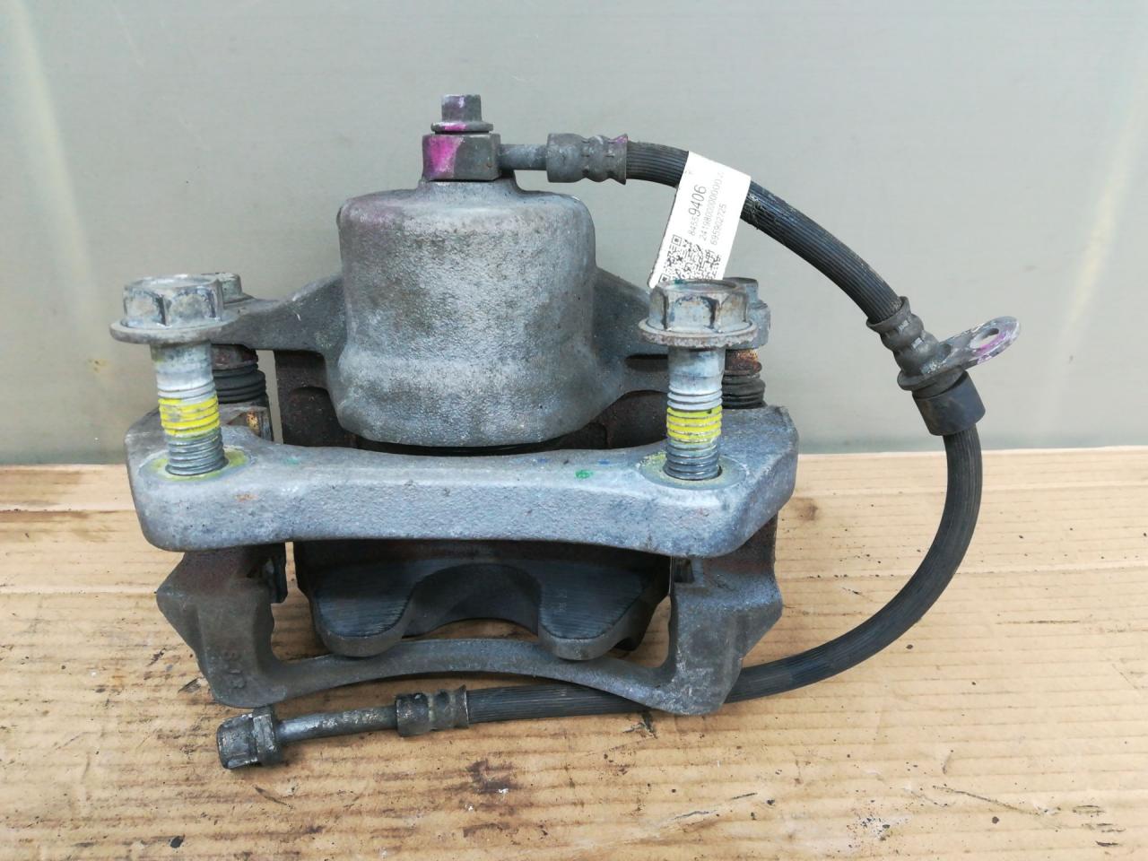 суппорт передний правый GMC Terrain 2 поколение 2020, 1.5 л., бензин, АКПП, темно-серый, внедорожник 5 дв., полный привод, 84311327 - фото №1