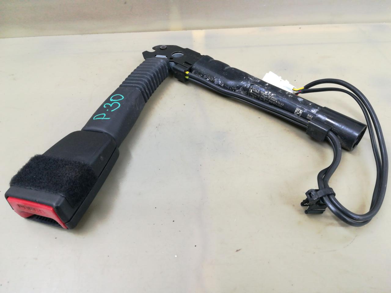 замок ремня безопасности BMW 3 серия F30/F31/F34 F30 2013, 2.0 л., N20 B20 A, бензин, АКПП, черный, седан, полный привод, 34110144B - фото №1