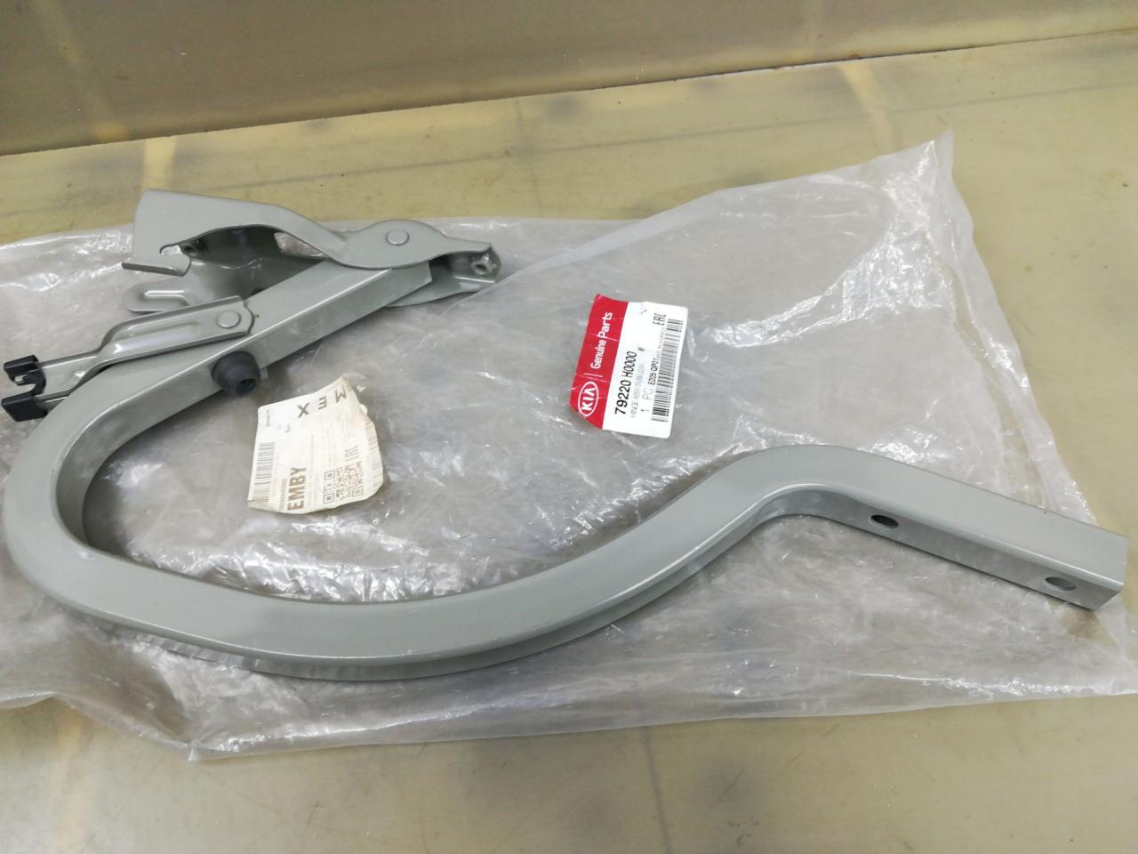петля крышки багажника Kia Rio 4 поколение 2017, 79220H0000 - фото №1