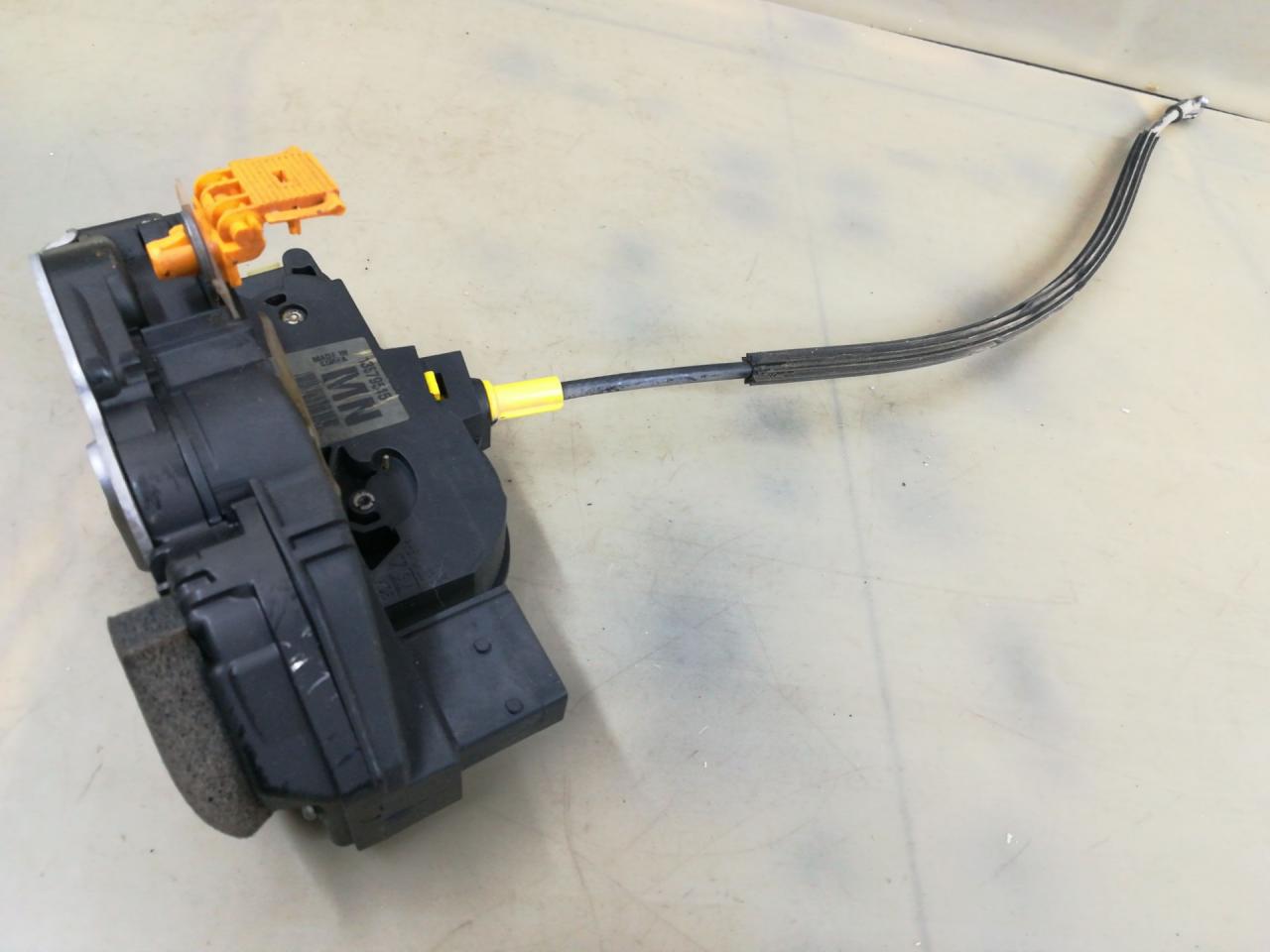 замок двери задней левой Chevrolet Trax 1 поколение 2014, 1.8 л., F18D4, бензин, МКПП, серебро, передний привод, правый руль, 13579545, 13579545MN - фото №1