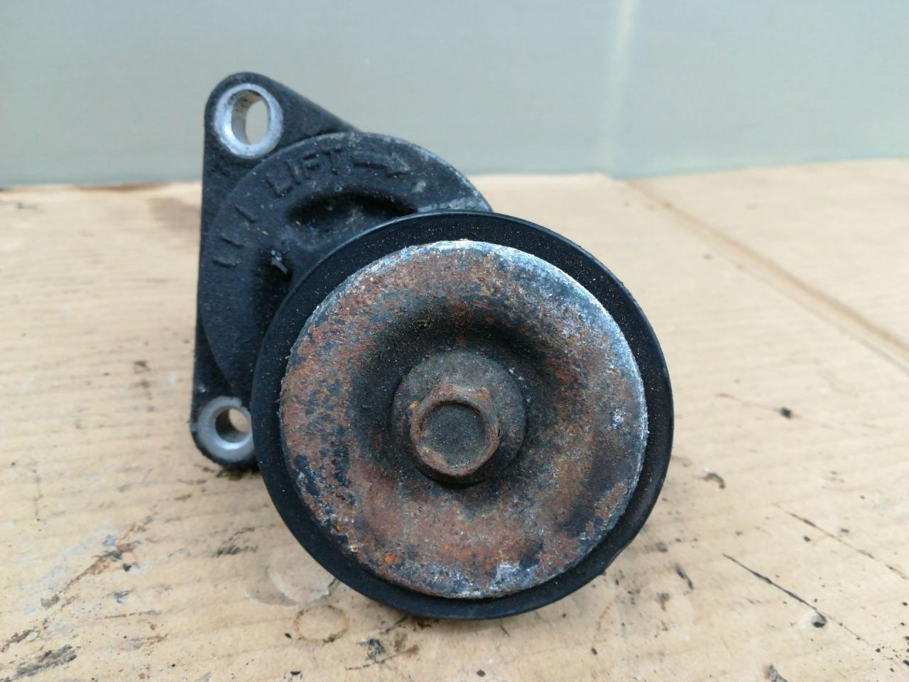 Натяжитель ремня агрегатов Mazda CX-7 1 поколение 2007, 2.3 л., L3-VDT, бензин, АКПП, красный, внедорожник 5 дв., полный привод - фото №1