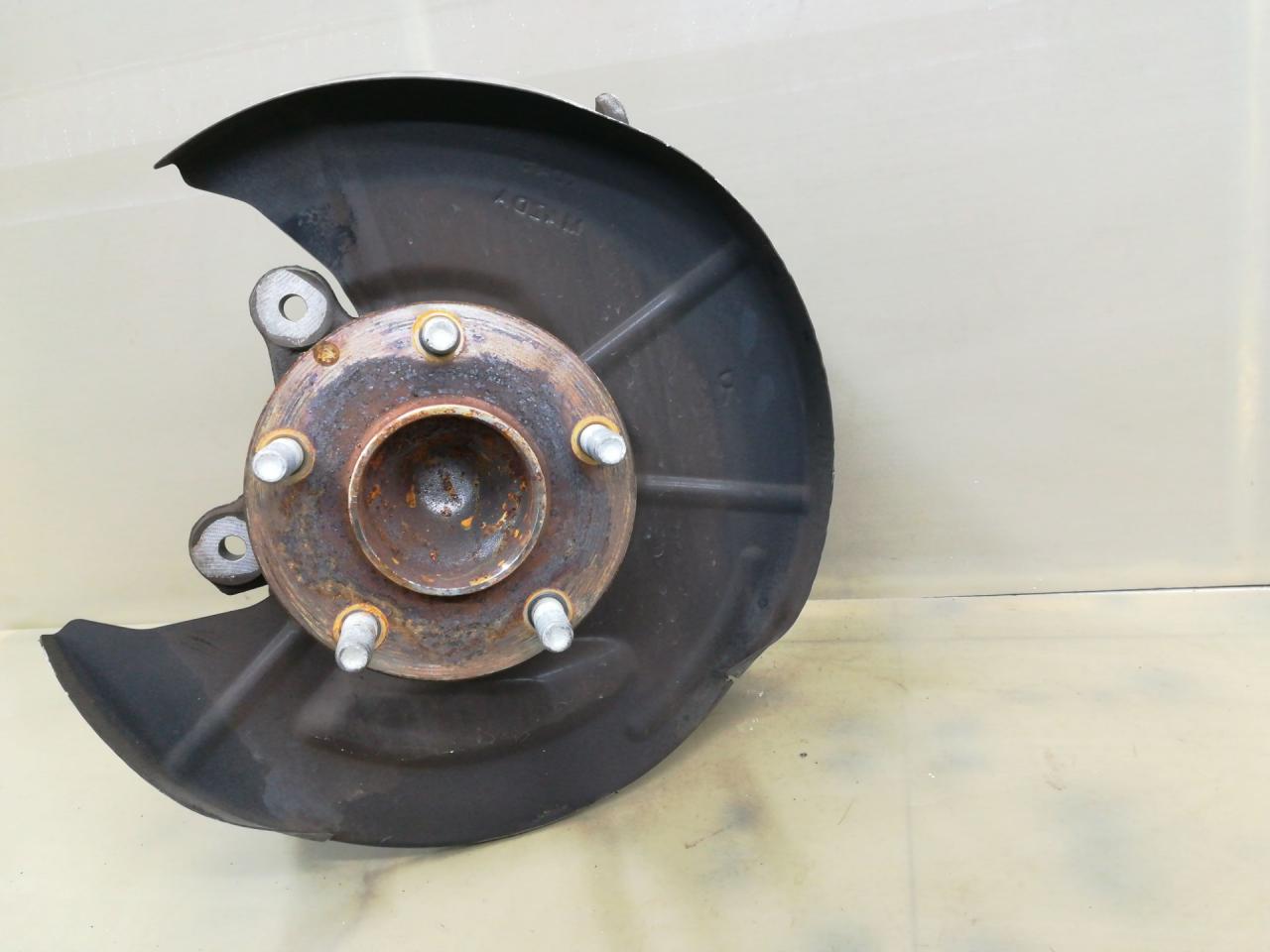 кулак задний правый Mazda 3 3 поколение 2016, 2.0 л., бензин, АКПП, серый, седан, передний привод, правый руль - фото №1