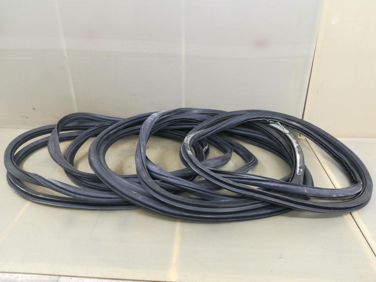 уплотнитель двери Volkswagen Jetta 7 поколение 2019, 1.4 л., бензин, АКПП, белый, седан, передний привод - фото №1