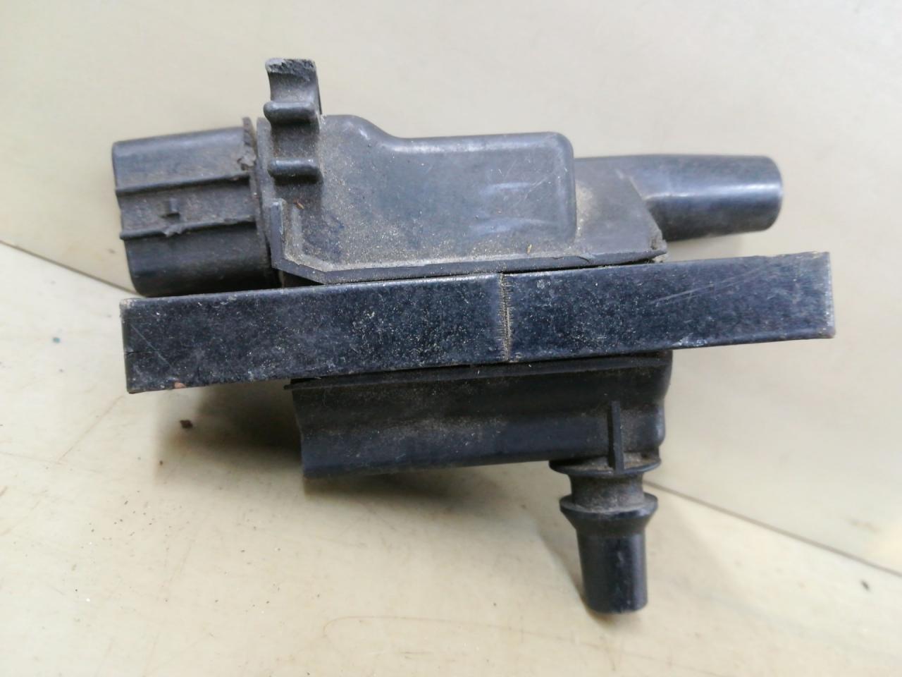 катушка зажигания Mazda Premacy 1 поколение 2000, 1.9 л., АКПП, FS1E9Y24 - фото №1