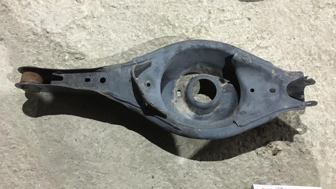 рычаг задний нижний Mazda 3 3 поколение 2015 - фото №1