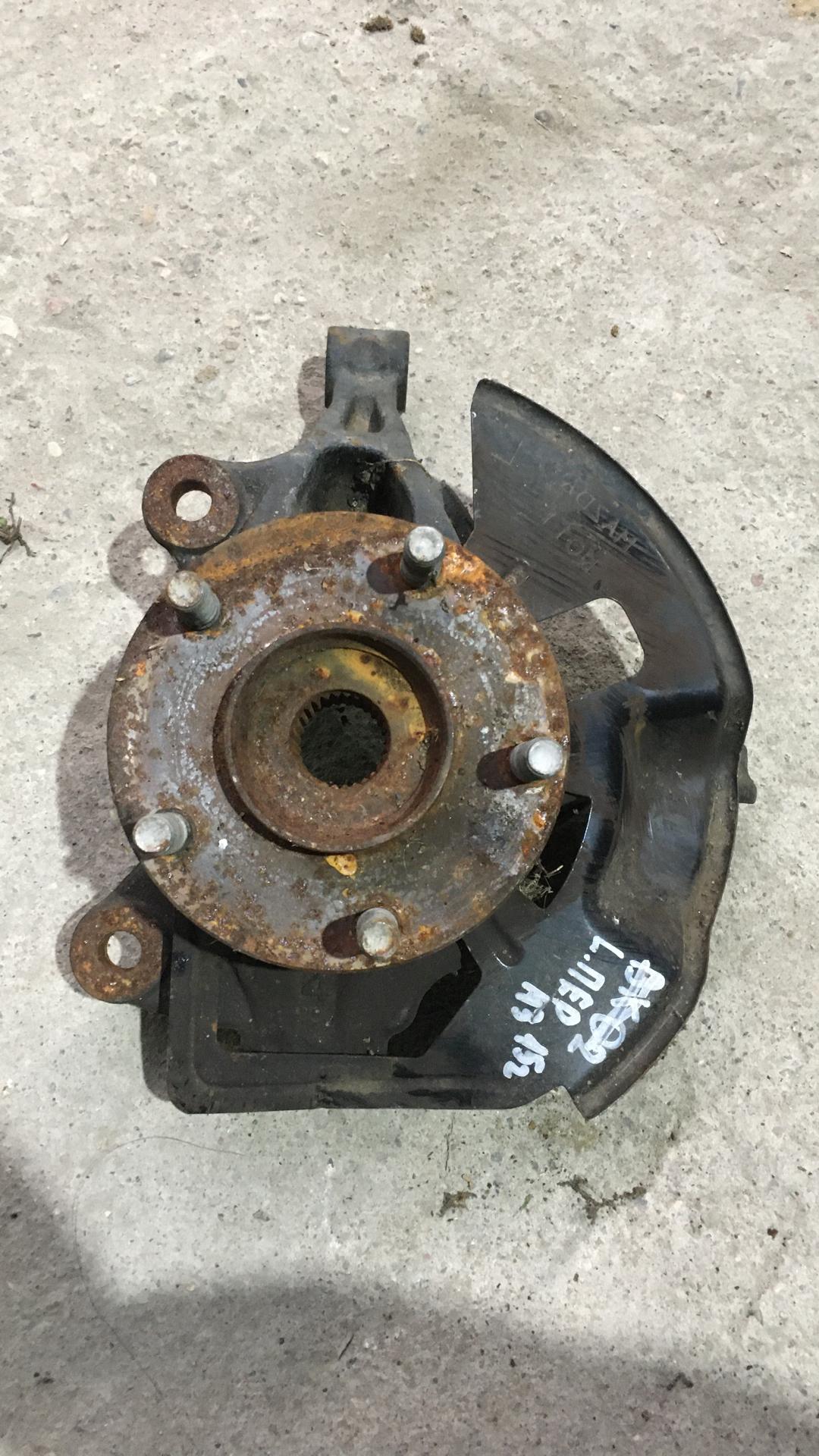 кулак поворотный левый Mazda 3 3 поколение 2015 - фото №1