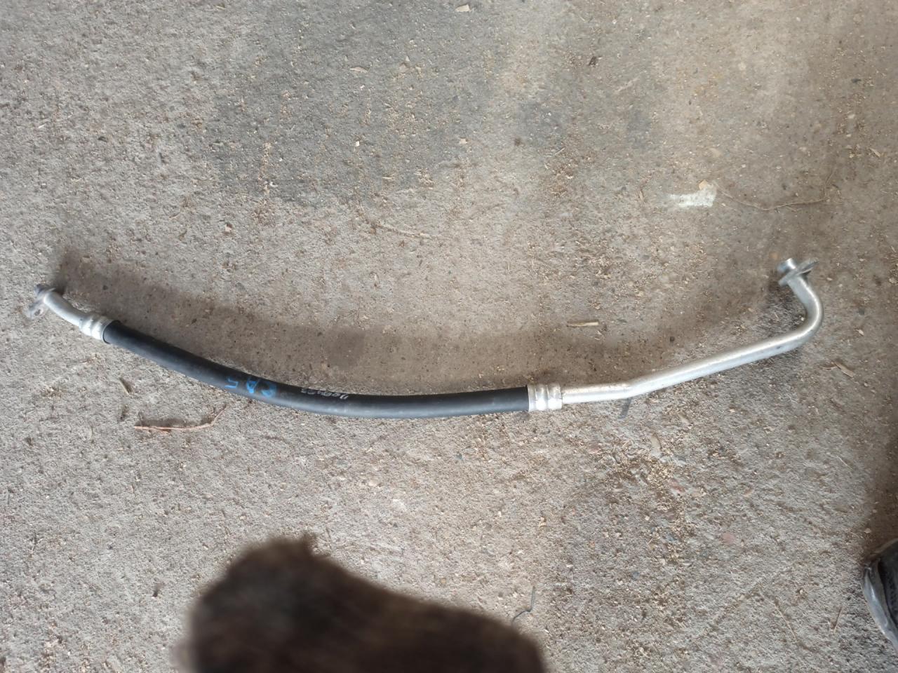 трубка кондиционера Mitsubishi Outlander 2 поколение 2008, 3.0 л., i, 6B31, бензин, красный, внедорожник 5 дв., полный привод - фото №1