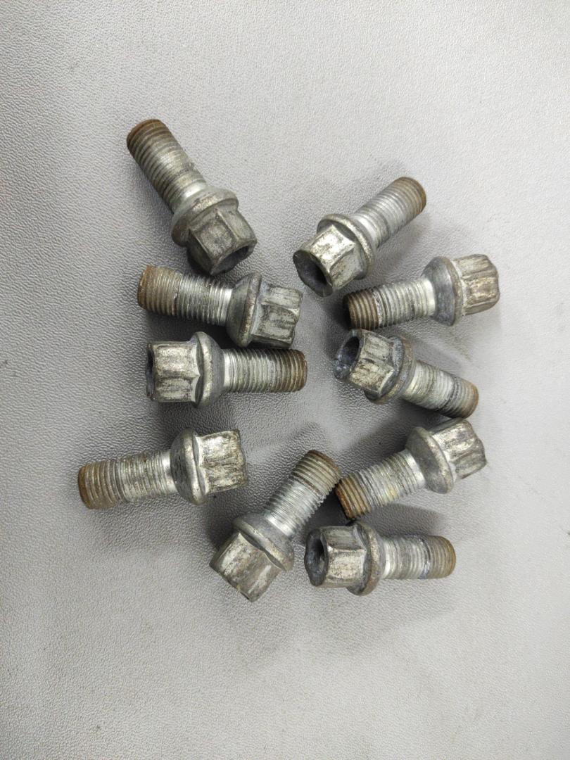 болт колесный Volkswagen Jetta 7 поколение 2019, 1.4 л., бензин, АКПП, серебристый, передний привод - фото №1