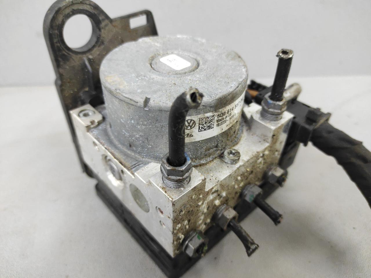 блок ABS Volkswagen Jetta 7 поколение 2019, 1.4 л., бензин, АКПП, серый, седан, передний привод, 5Q0614517DG - фото №1