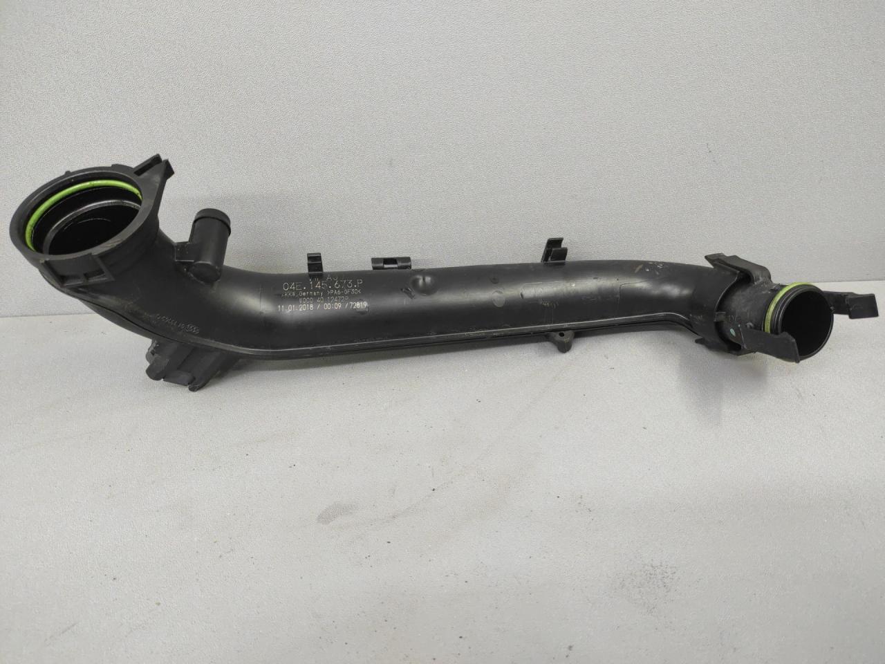 патрубок интеркулера Volkswagen Jetta 7 поколение 2019, 1.4 л., бензин, АКПП, серый, седан, передний привод, 04E145673P - фото №1