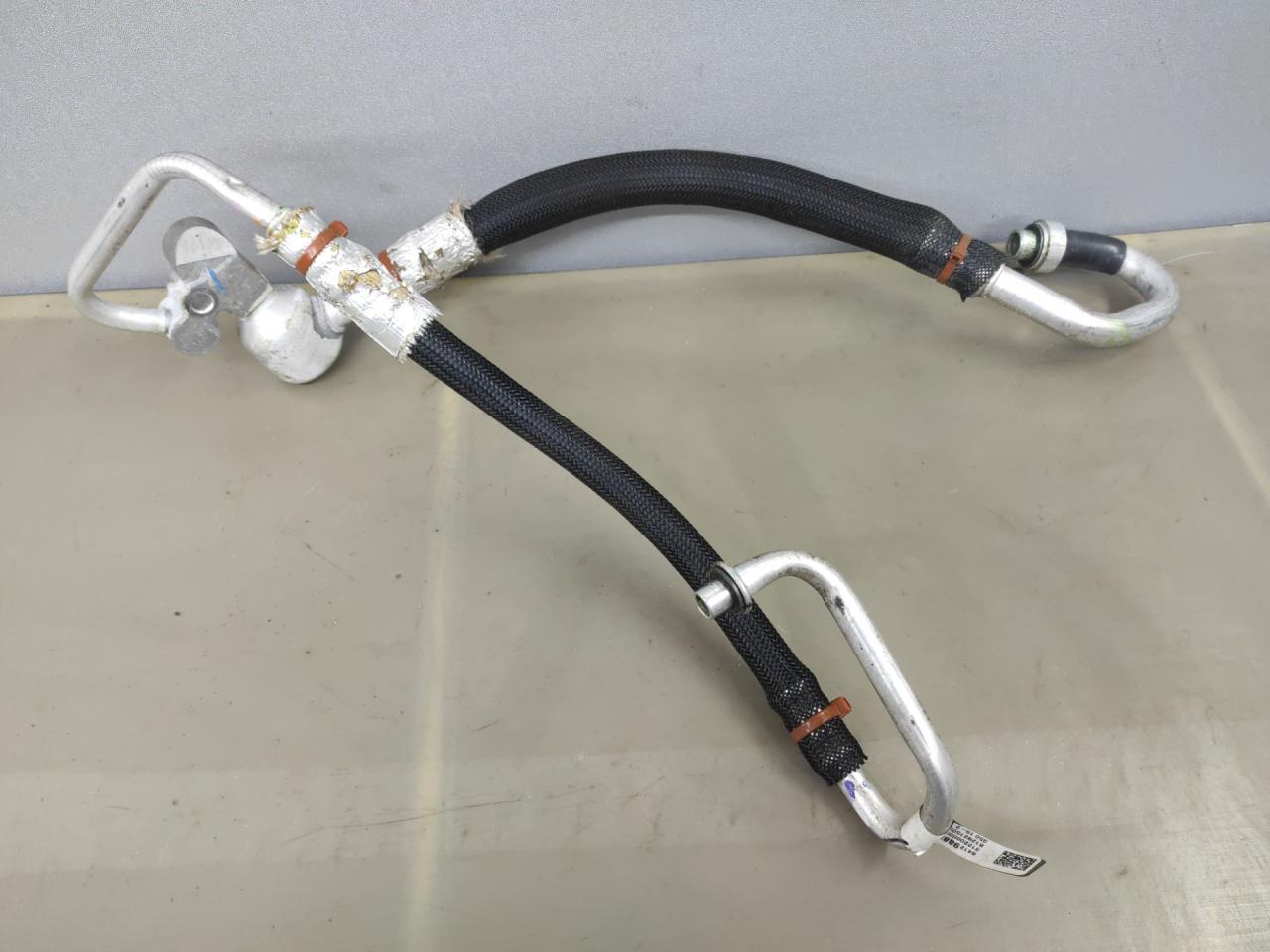 трубка кондиционера GMC Terrain 2 поколение 2020, 2.0 л., бензин, АКПП, темно-серый (графит), передний привод, 84129882 - фото №1