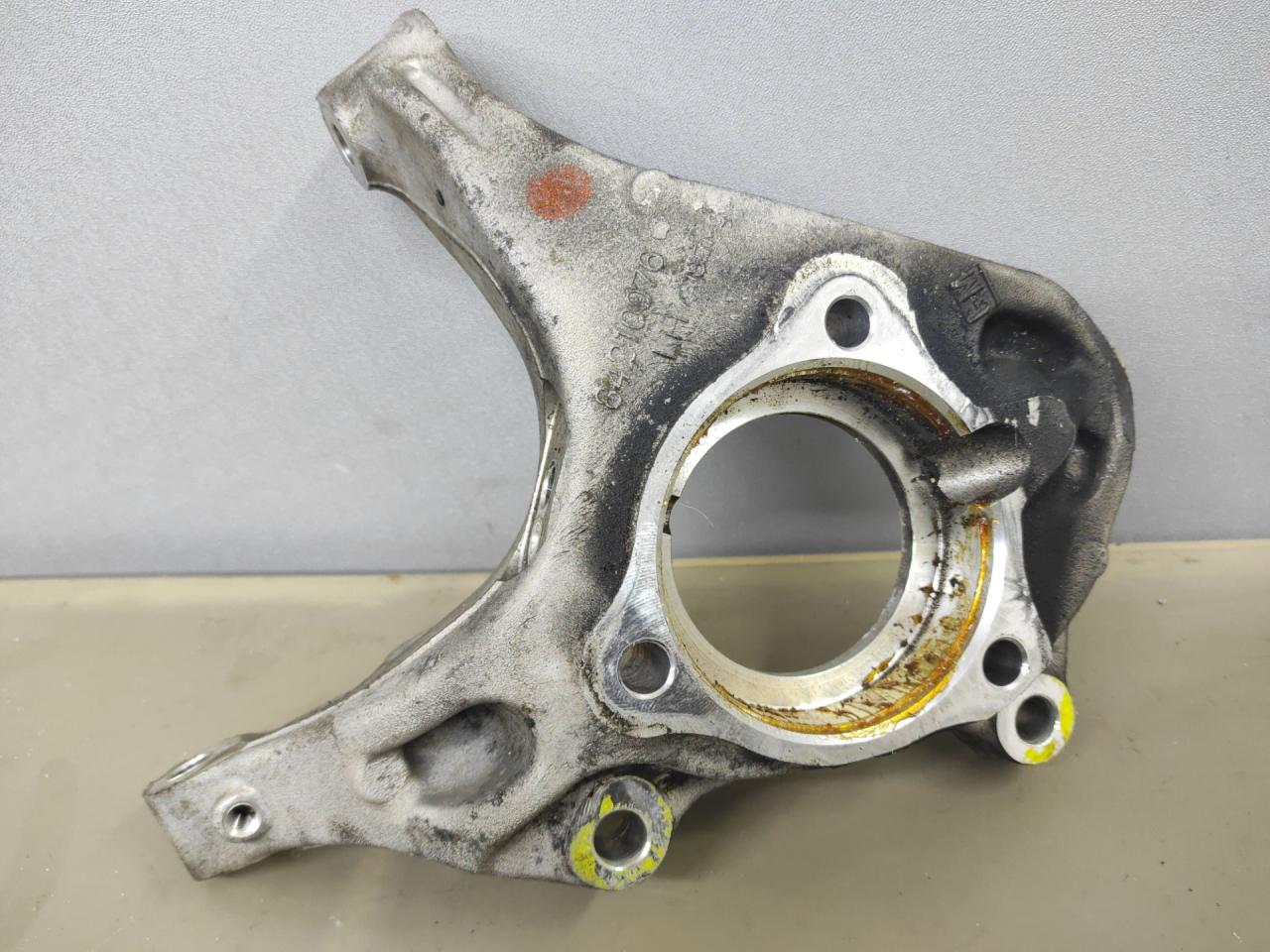 кулак поворотный левый GMC Terrain 2 поколение 2020, 2.0 л., бензин, АКПП, темно-серый (графит), передний привод, 84310076 - фото №1