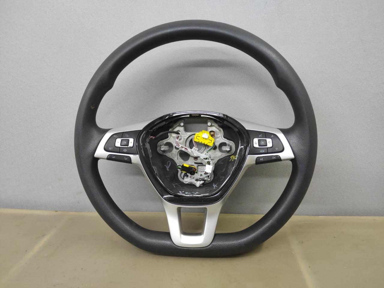 руль Volkswagen Jetta 7 поколение 2019, 1.4 л., бензин, АКПП, серебристый, передний привод - фото №1