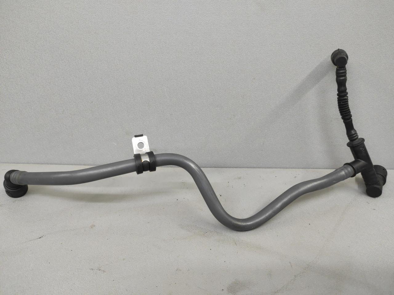 трубка вентиляции картерных газов GMC Terrain 2 поколение 2020, 2.0 л., бензин, АКПП, темно-серый (графит), передний привод - фото №1