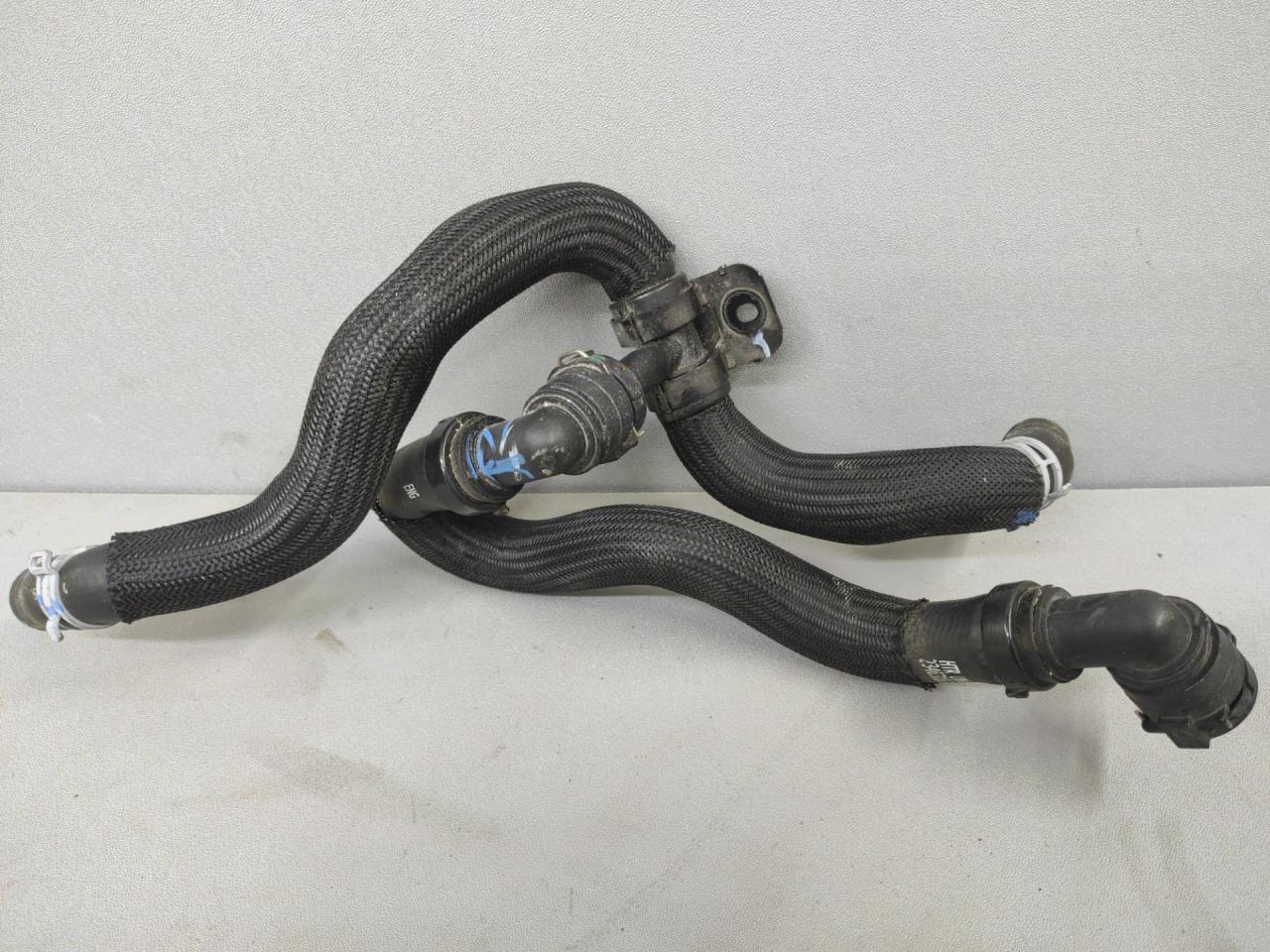 патрубок (трубопровод, шланг) GMC Terrain 2 поколение 2020, 2.0 л., бензин, АКПП, темно-серый (графит), передний привод, 84418035, 23463166 - фото №1