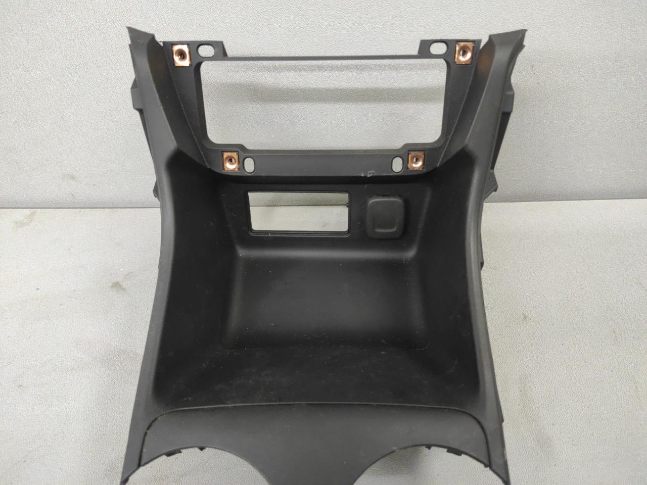 консоль салона GMC Terrain 2 поколение 2020, 2.0 л., бензин, АКПП, темно-серый (графит), передний привод, 84020302 - фото №1