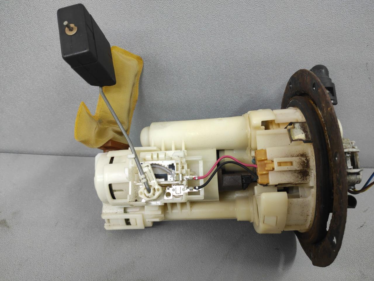 насос топливный Toyota Matrix 1 поколение (E130) ZZE130 2003, 1.8 л., 1ZZ-FE, бензин, АКПП, хетчбэк 5 дв., передний привод - фото №1