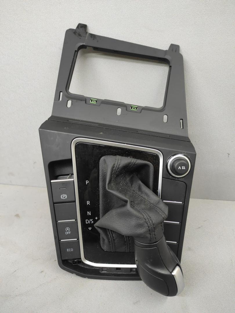 рамка обрамление кулисы Volkswagen Jetta 7 поколение 2019, 1.4 л., бензин, АКПП, серебристый, передний привод - фото №1