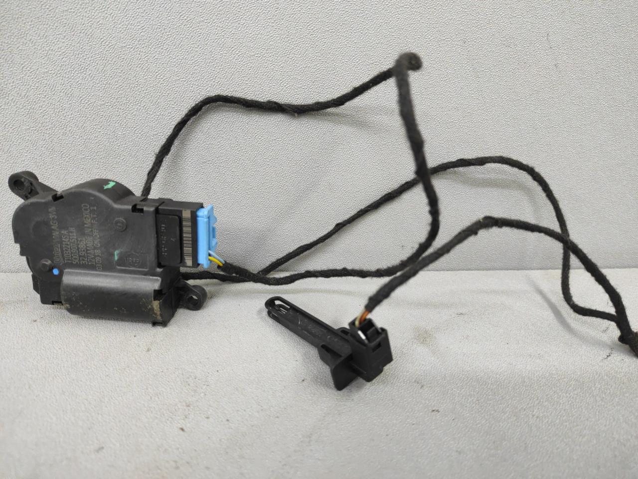 моторчик заслонки печки Volkswagen Jetta 7 поколение 2019, 1.4 л., бензин, АКПП, серый, седан, передний привод, 5Q0907511H - фото №1