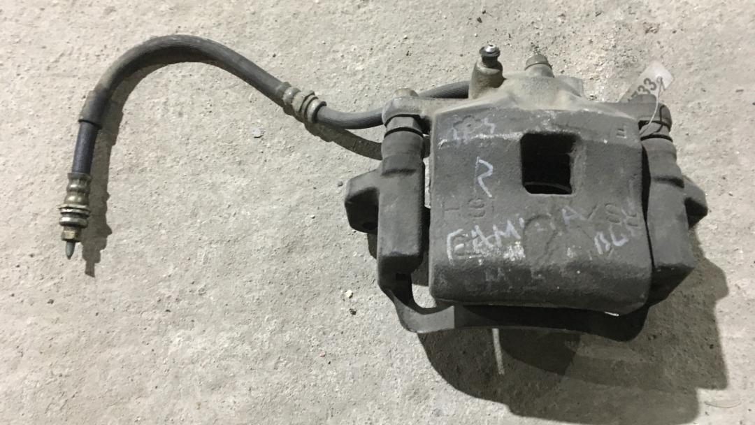 суппорт передний правый Mazda 323 6 поколение 1999, 1.5 л. - фото №1