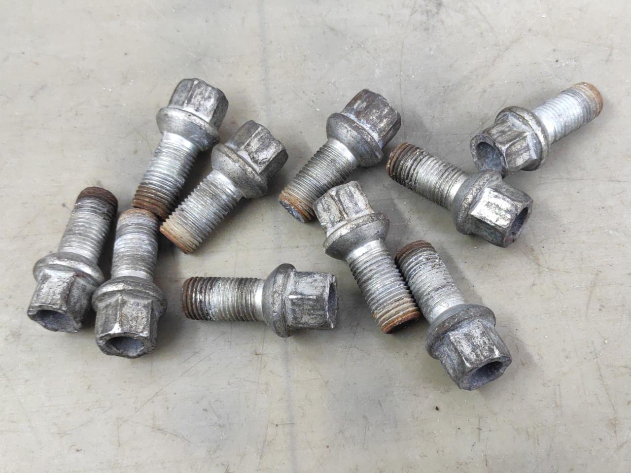 болт колесный Volkswagen Jetta 7 поколение 2019, 1.4 л., бензин, АКПП, серебристый, передний привод - фото №1