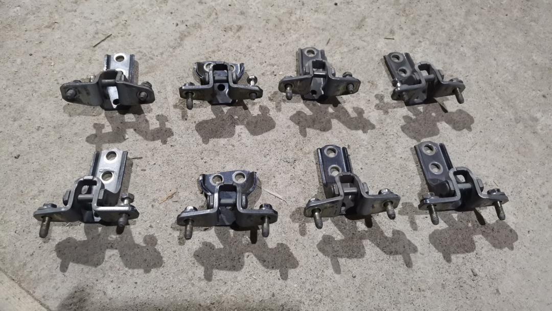 петля двери Mitsubishi Outlander 1 поколение 2006, 2.4 л., 4G69, бензин, АКПП, серебристый, внедорожник 5 дв., правый руль - фото №1