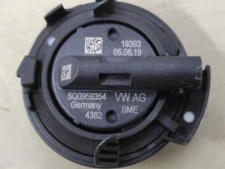 датчик удара Volkswagen Jetta 7 поколение 2019, 1.4 л., бензин, АКПП, серебристый, передний привод, 5Q0959354