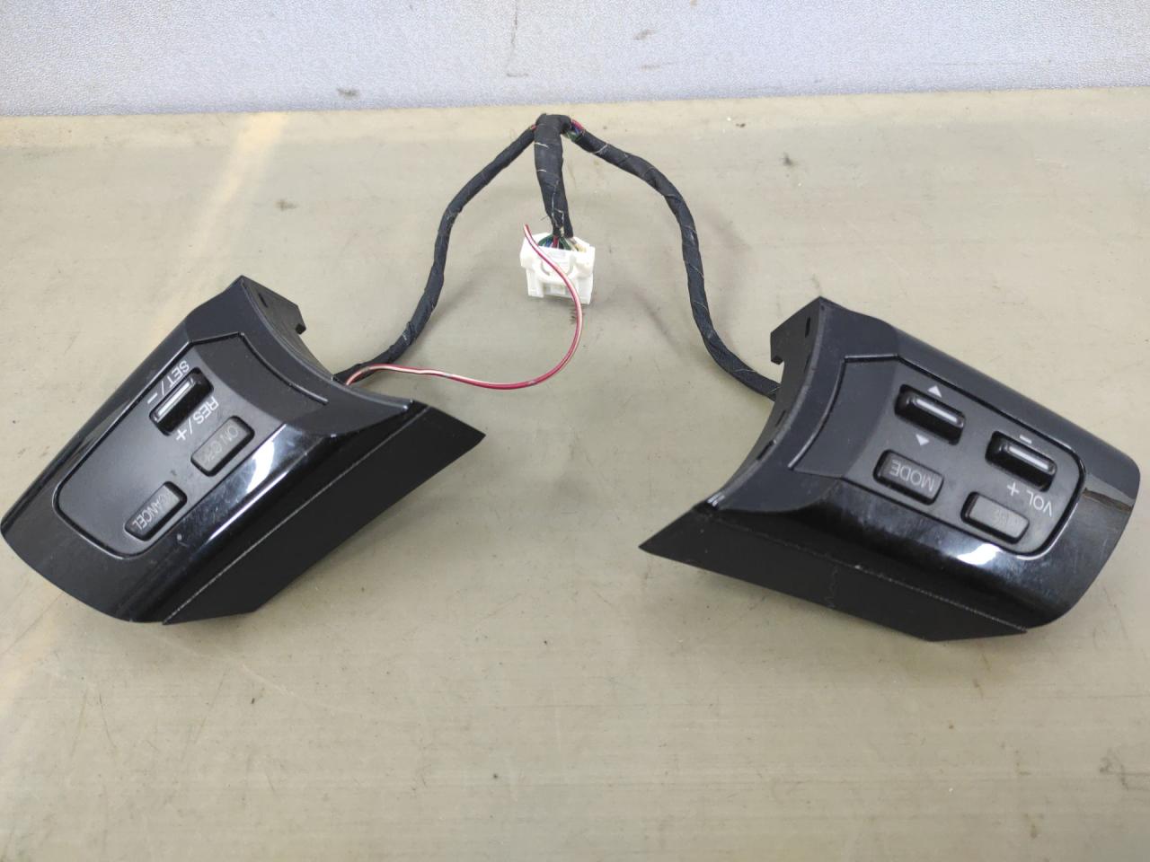 кнопки управления на руле Mazda CX-7 1 поколение 2008, 2.3 л., L3-VDT, бензин, АКПП, внедорожник 5 дв., полный привод, EG28664M0 - фото №1