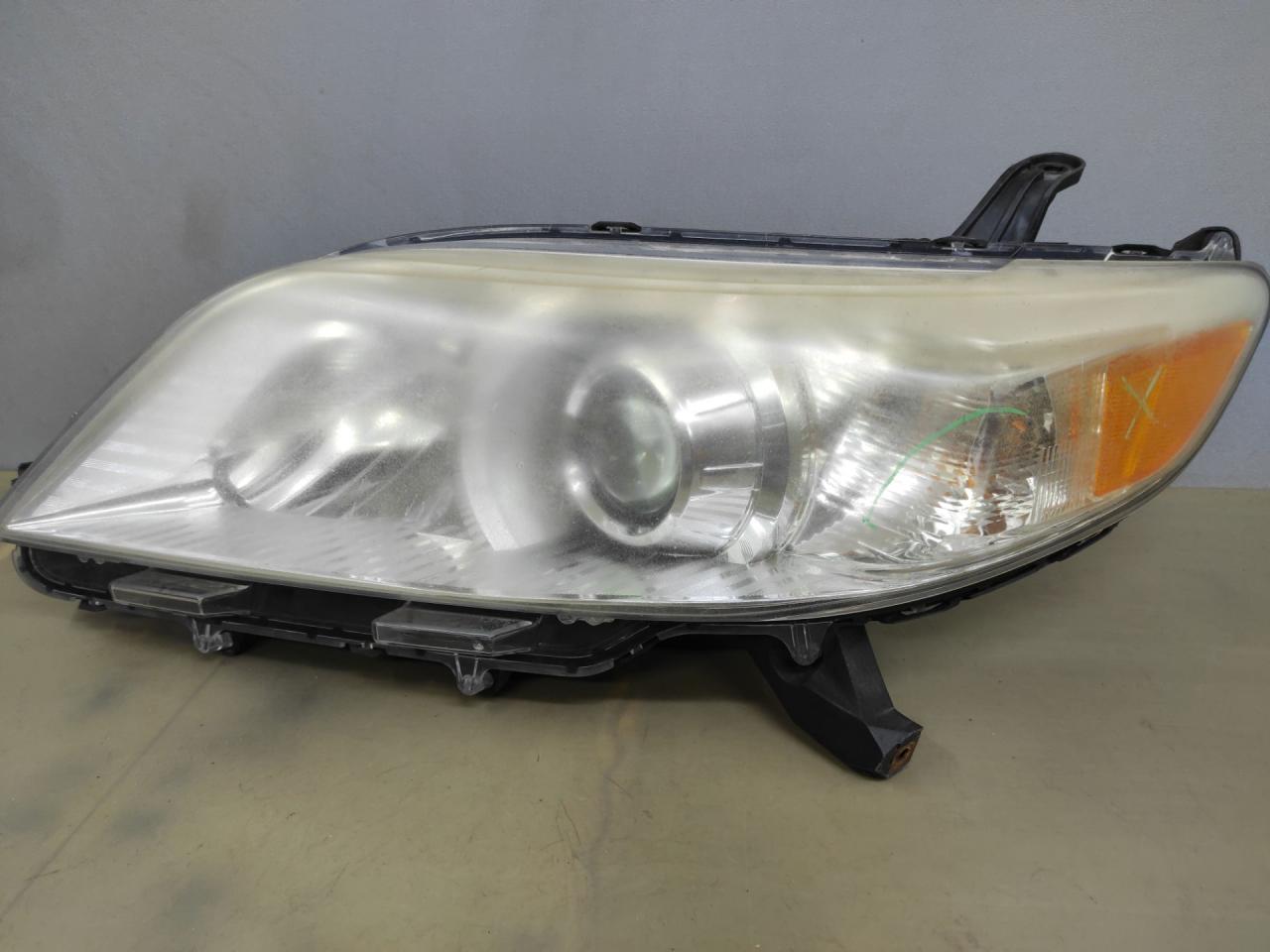 фара левая Toyota Sienna 3 поколение 2014, 3.5 л., 2GR-FE, бензин, АКПП, черный, передний привод - фото №1