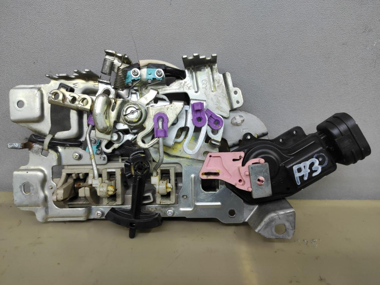 замок двери сдвижной Toyota Sienna 3 поколение 2014, 3.5 л., 2GR-FE, бензин, АКПП, черный, передний привод - фото №1