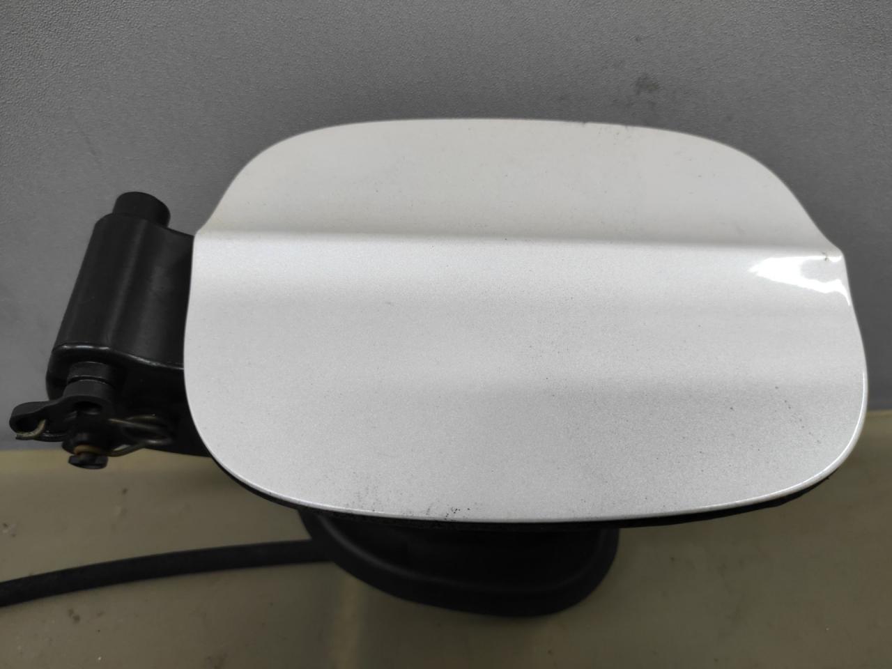 лючок топливного бака Ford Fusion (USA) 2 поколение 2013, 1.6 л., бензин, АКПП, белый перламутр, седан, передний привод, DG93F27936 - фото №1