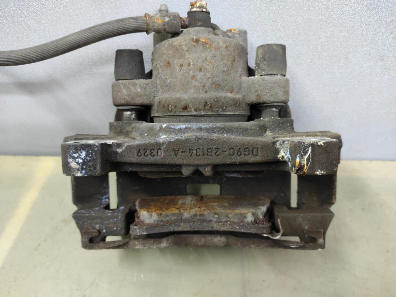 суппорт передний левый Ford Fusion (USA) 2 поколение 2013, 1.6 л., бензин, АКПП, белый перламутр, седан, передний привод, DG9C28134A, DG9C28134A0329 - фото №1