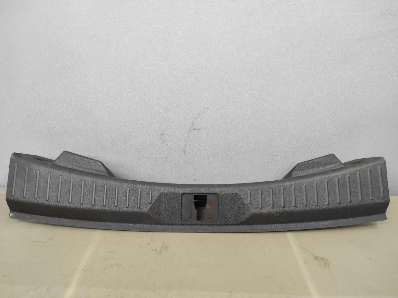 накладка внутренняя на заднюю панель кузова Ford Escape 3 поколение C520 2014, 1.6 л., бензин, АКПП, красный, передний привод - фото №1