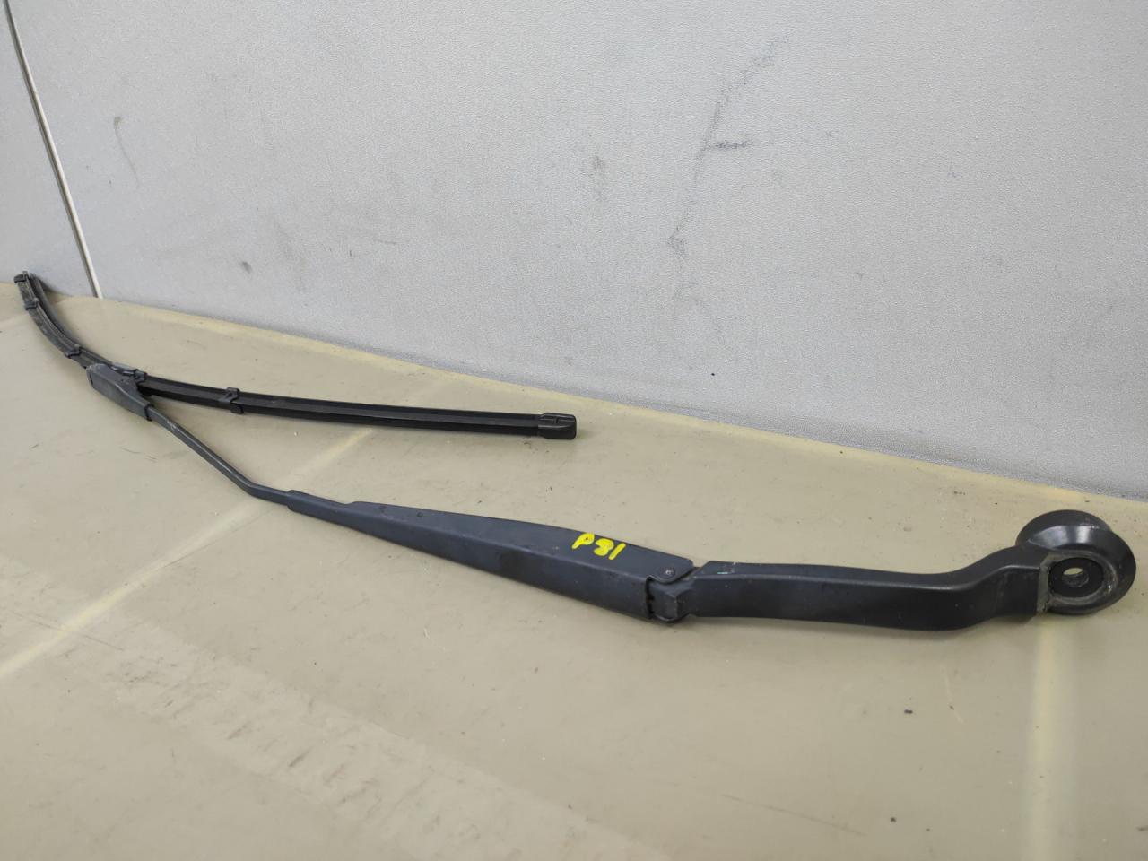 щеткодержатель (поводок стеклоочистителя, дворник) Ford Escape 3 поколение C520 2014, 1.6 л., бензин, АКПП, красный, передний привод - фото №1