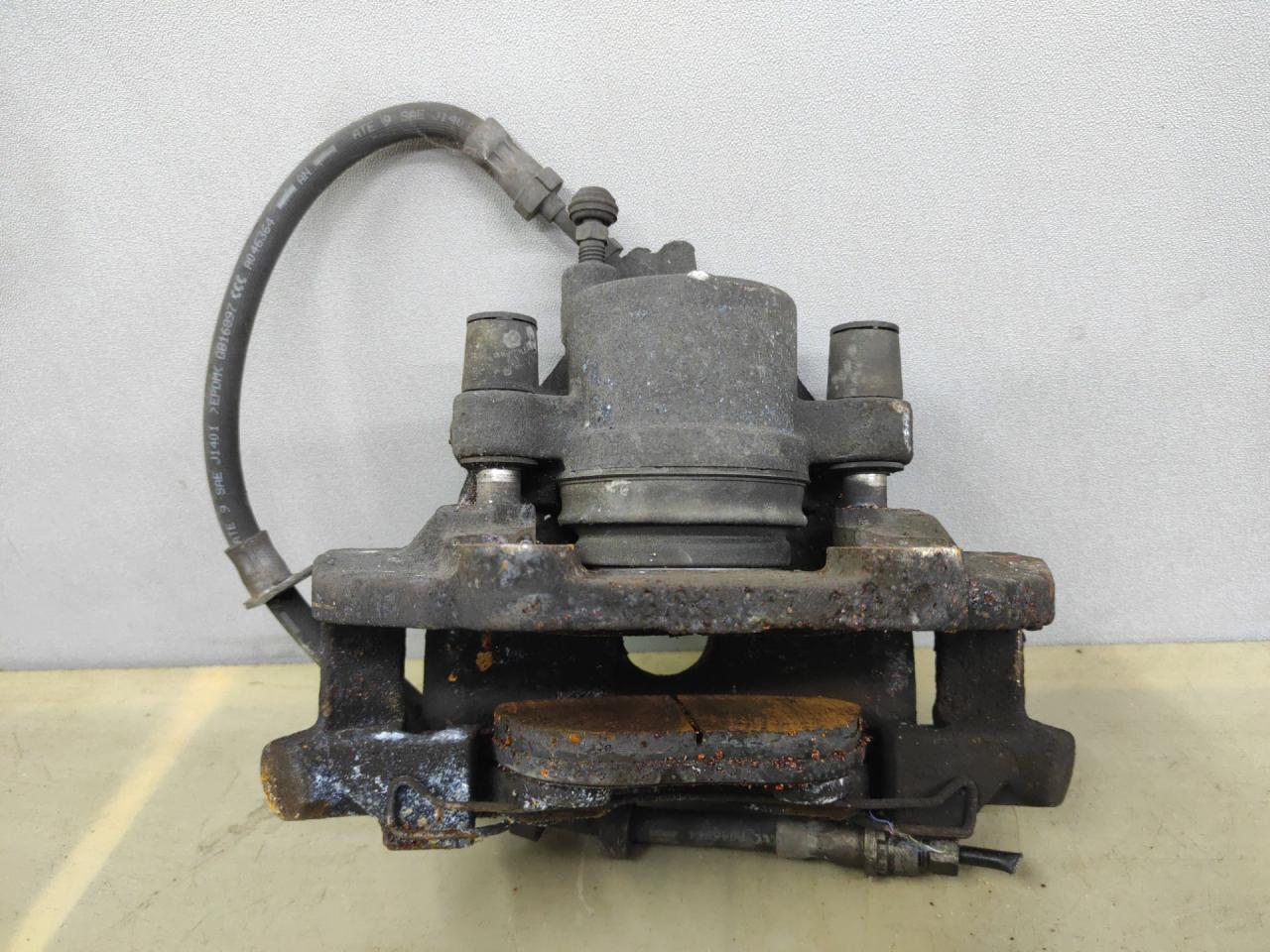 суппорт передний левый Ford Escape 3 поколение C520 2014, 1.6 л., бензин, АКПП, красный, передний привод - фото №1