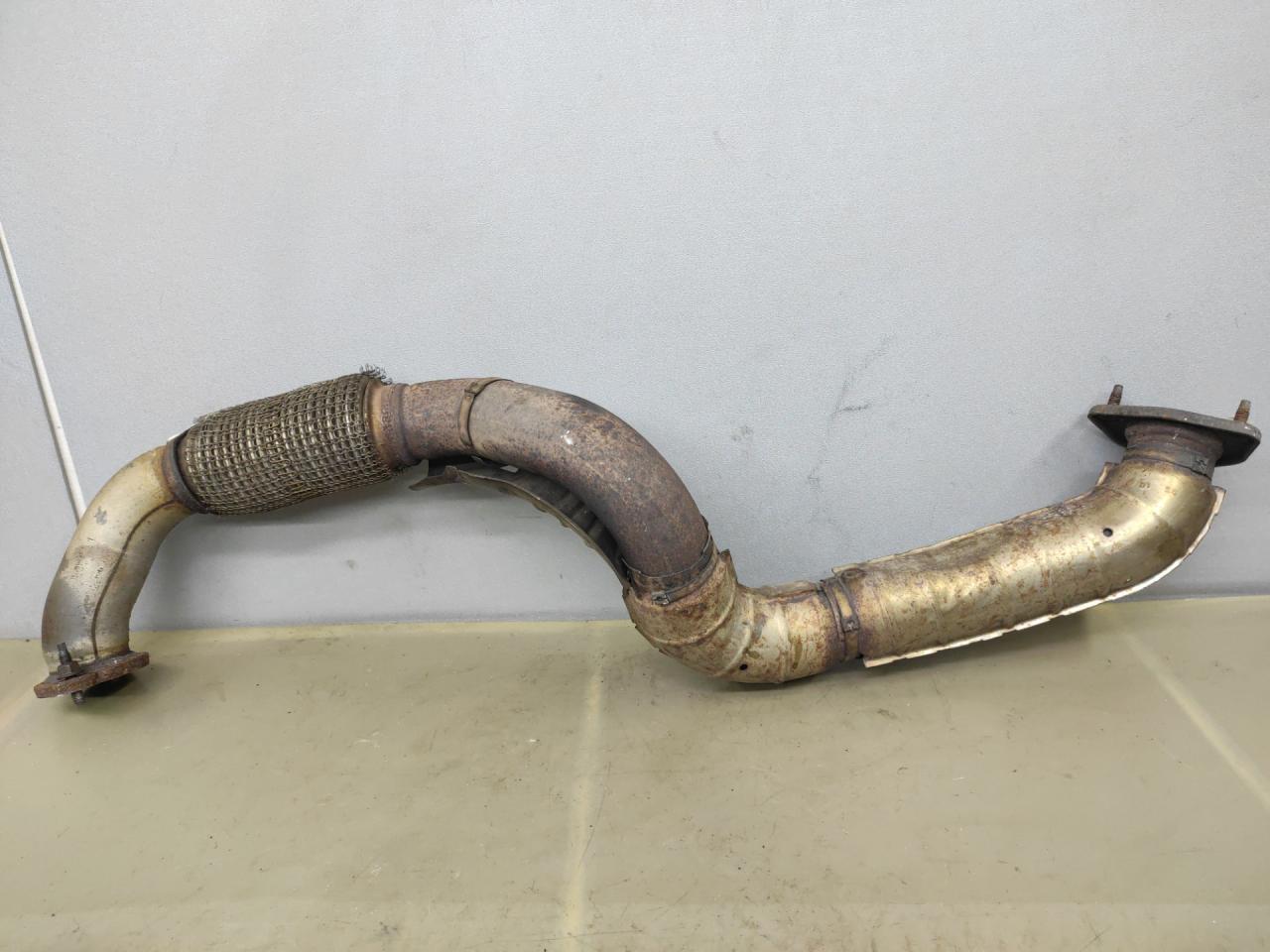 труба приемная глушителя Chevrolet Cruze 2 поколение 2017, 1.4 л., бензин, АКПП, черный, седан, передний привод - фото №1