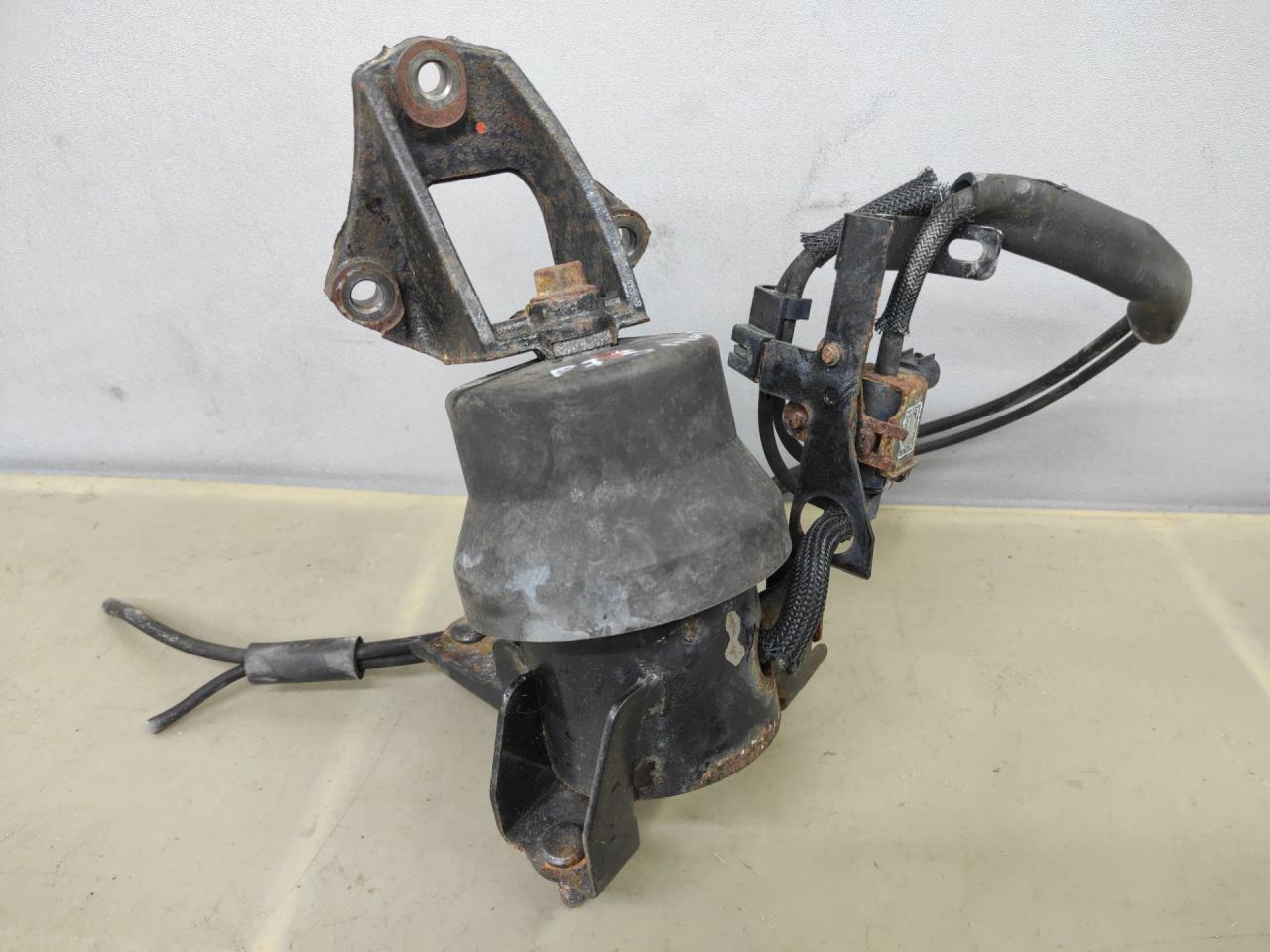 подушка крепления двигателя Toyota Sienna 3 поколение 2014, 3.5 л., 2GR-FE, бензин, АКПП, черный, передний привод - фото №1