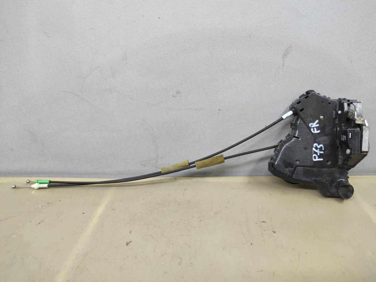 замок двери передней правой Toyota Sienna 3 поколение 2014, 3.5 л., 2GR-FE, бензин, АКПП, черный, передний привод - фото №1