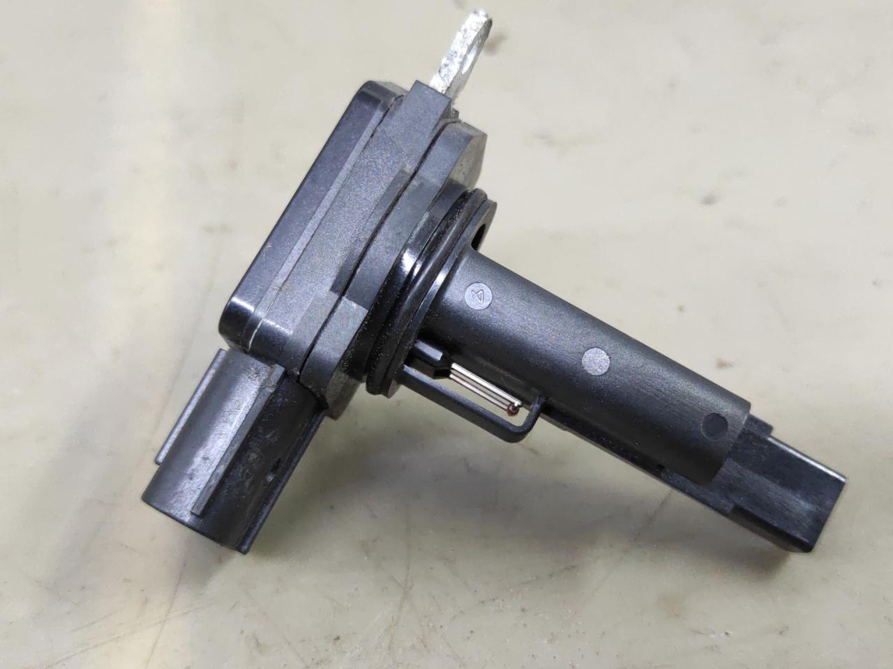 расходомер воздуха Toyota Sienna 3 поколение 2014, 3.5 л., 2GR-FE, бензин, АКПП, черный, передний привод, 222040V010, MX1974005390 - фото №1