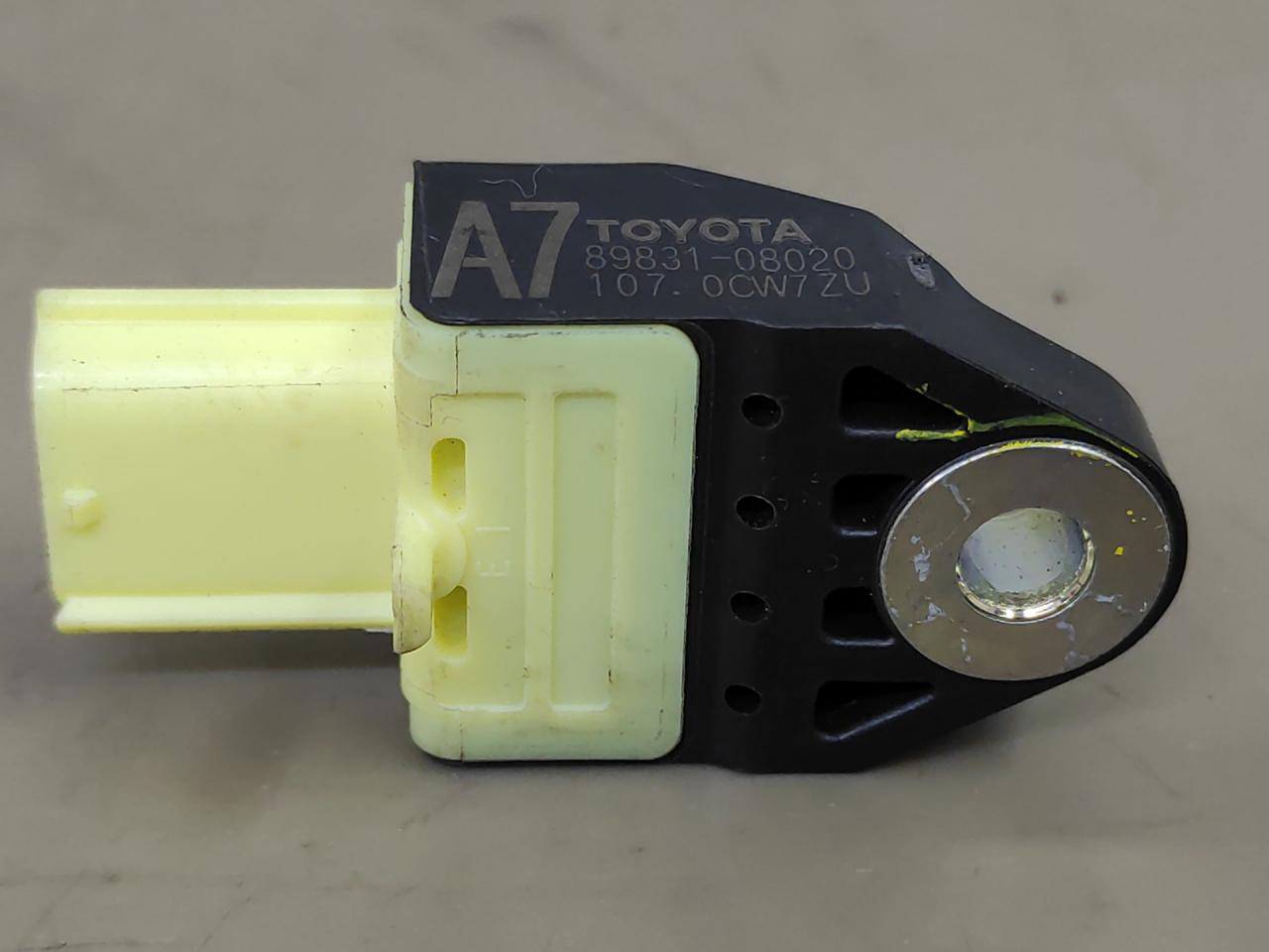 датчик удара Toyota Sienna 3 поколение 2014, 3.5 л., 2GR-FE, бензин, АКПП, черный, передний привод, 8983108020 - фото №1