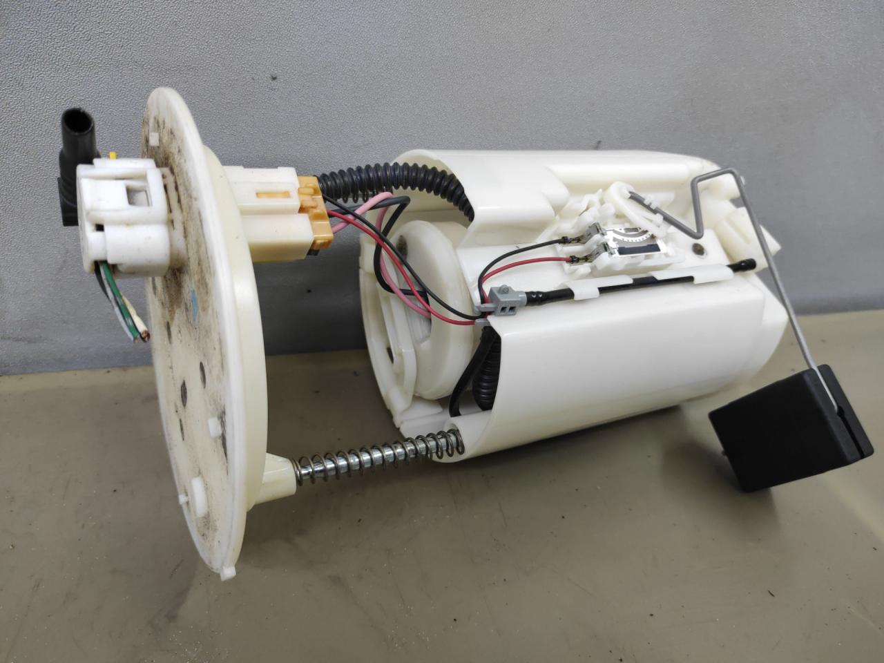 насос топливный Toyota Sienna 3 поколение 2014, 3.5 л., 2GR-FE, бензин, АКПП, черный, передний привод - фото №1