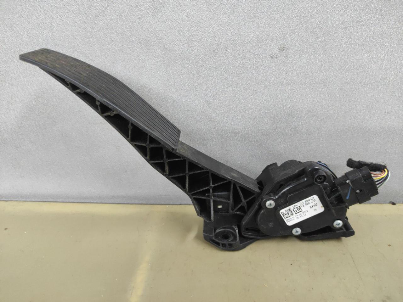 педаль Chevrolet Cruze 2 поколение 2017, 1.4 л., бензин, АКПП, черный, седан, передний привод, 13466235 - фото №1