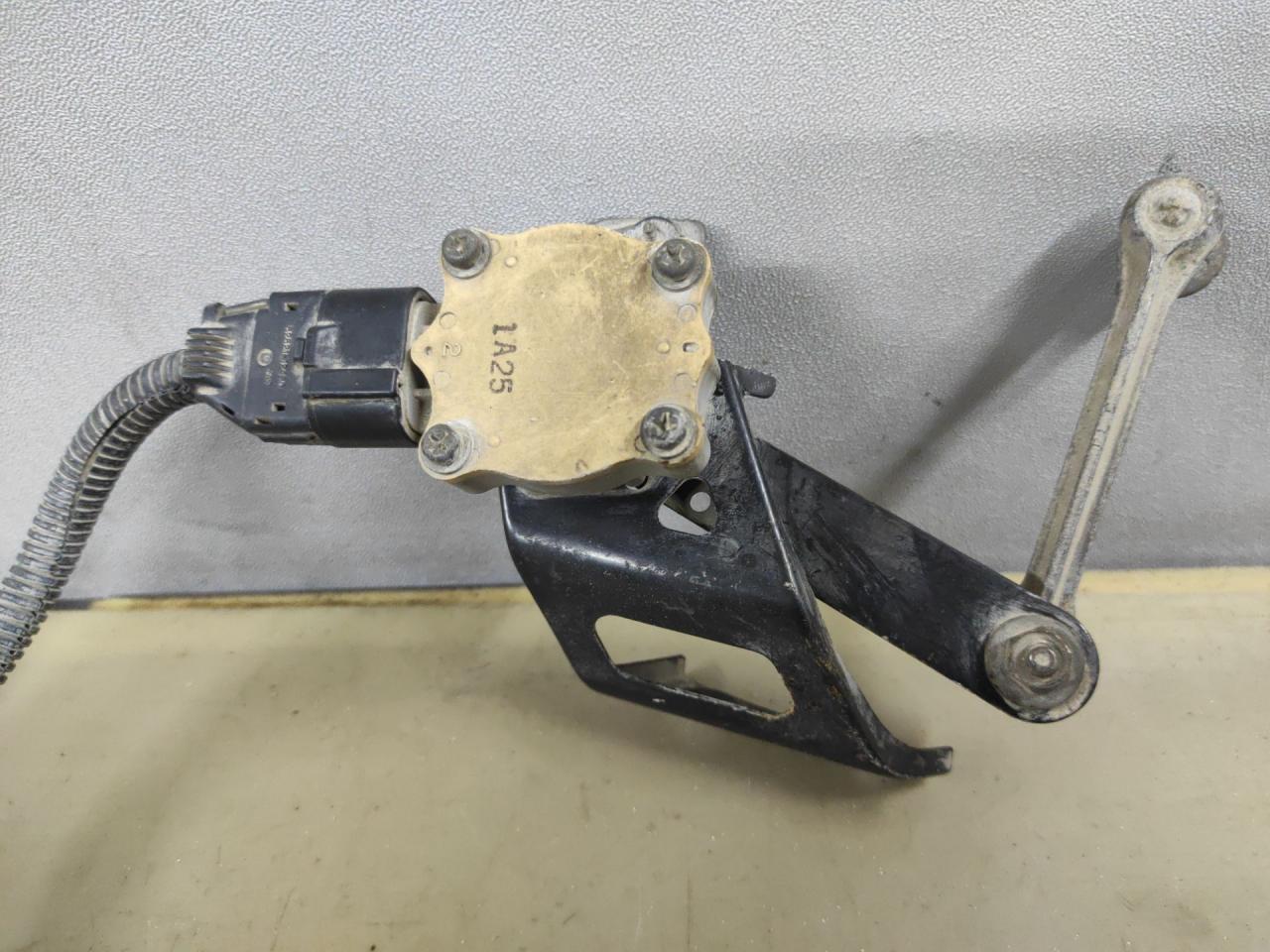 датчик дорожного просвета Toyota RAV4 4 поколение (CA40) 2013 - фото №1